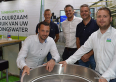 The exhibition team of Bèta Industrie at a vibrating screen. The company comes on the market with a vibrating sieve with an even higher capacity.